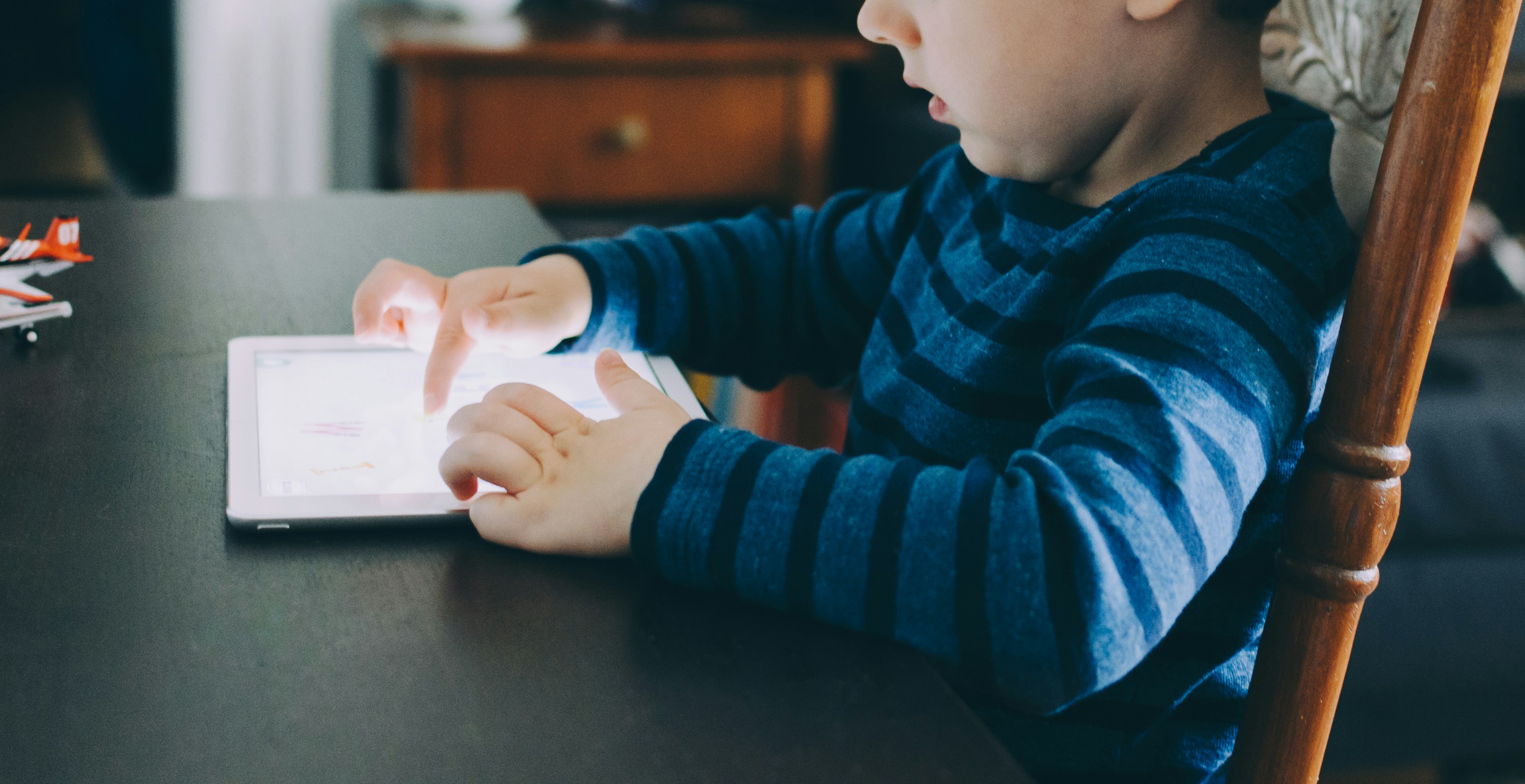 Gambar untuk Dampak Gadget Terhadap Perkembangan Anak: Memahami Efek Positif dan Negatif